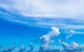 céu azul com chemtrails químicos nuvens cumulus ondas escalares céu. foto