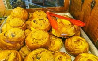 pão rolos baguetes bolos e de outros pastelaria dentro México. foto