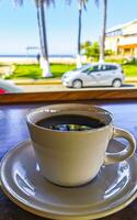 xícara de café preto americano no restaurante méxico. foto