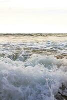 bela paisagem panorama ondas fortes praia de bentota em sri lanka. foto