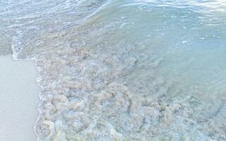 ondas na praia tropical mar do caribe água turquesa clara méxico. foto