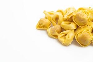 macarrão tortellini tradicional italiano em fundo branco foto