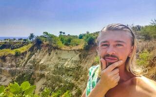 selfie com pedras falésias Visão ondas de praia porto escondido México. foto