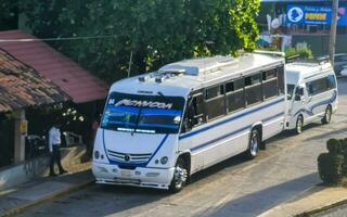 porto escondido Oaxaca México 2022 vários colorida ônibus Tour ônibus transporte dentro porto escondido México. foto