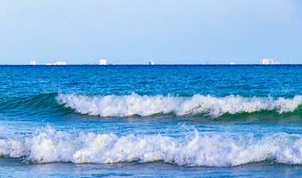 ondas na praia tropical mar do caribe água turquesa clara méxico. foto