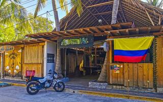 porto escondido Oaxaca México 2023 típica lindo colorida turista rua calçada cidade porto escondido México. foto