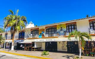 porto escondido Oaxaca México 2023 típica lindo colorida turista rua calçada cidade porto escondido México. foto