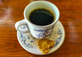 pote de xícara branca azul com mesa de madeira de café preto méxico. foto