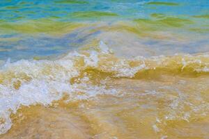 ondas na praia tropical mar do caribe água turquesa clara méxico. foto