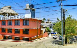 porto escondido Oaxaca México 2023 típica lindo colorida turista rua calçada cidade porto escondido México. foto