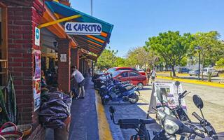 porto escondido Oaxaca México 2023 típica lindo colorida turista rua calçada cidade porto escondido México. foto