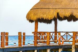 tropical caribe de praia Claro turquesa água cais playa xcalacoco México. foto