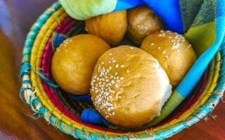 deliciosos pães redondos com sementes de gergelim na mesa de madeira méxico. foto