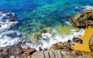 de praia areia azul turquesa água ondas pedras panorama porto escondido. foto