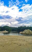 lagoa de água doce verde lindo rio tropical em puerto escondido méxico. foto