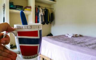 xícara de café norueguesa bule de café da noruega na mesa de madeira. foto