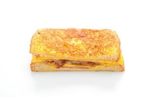 Torrada francesa de presunto, bacon e sanduíche de queijo com ovo isolado no fundo branco