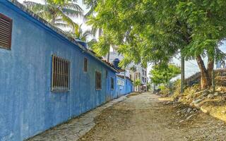 típica lindo colorida turista rua calçada cidade porto escondido México. foto