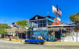 porto escondido Oaxaca México 2023 típica lindo colorida turista rua calçada cidade porto escondido México. foto