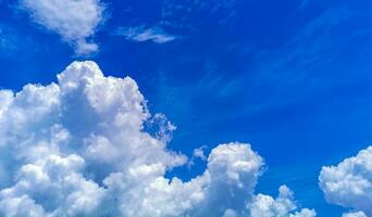 céu azul com lindas nuvens em um dia ensolarado no México. foto