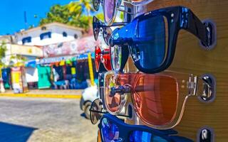 colorida legal oculos de sol às turista vendas ficar de pé dentro México. foto