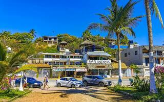 porto escondido Oaxaca México 2023 típica lindo colorida turista rua calçada cidade porto escondido México. foto