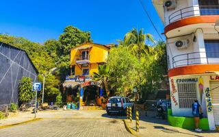 porto escondido Oaxaca México 2023 típica lindo colorida turista rua calçada cidade porto escondido México. foto