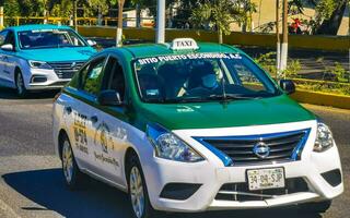 porto escondido oaxaco México 2023 colorida Táxi táxi carro e transporte dentro porto escondido México. foto