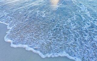 ondas na praia tropical mar do caribe água turquesa clara méxico. foto