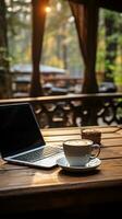 café e computador portátil em uma de madeira mesa foto