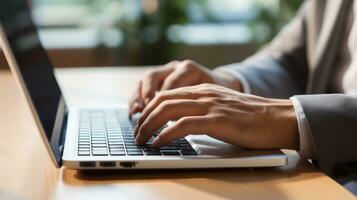 fechar-se do mãos digitando em uma teclado foto