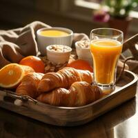 café da manhã bandeja com croissants e laranja suco foto