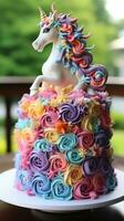 caprichoso unicórnio bolo com arco Iris camadas foto