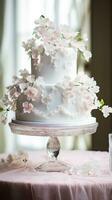 elegante de dois níveis branco bolo adornado com delicado açúcar flores foto