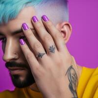 tatuado homem com azul cabelo foto