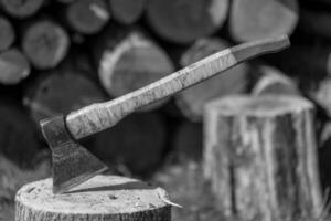 fotografia sobre o tema grande machado de aço com cabo de madeira foto