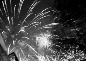 estouro de fogos de artifício coloridos no céu escuro da noite foto