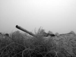 Tanque de veículo do exército militar nos trilhos com barril após a guerra vitoriosa foto