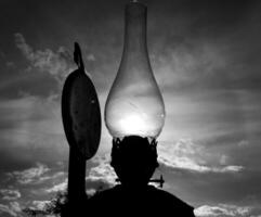 lâmpada de querosene velha queimando com chama brilhante do sol foto