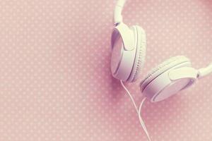 fones de ouvido brancos em fundo rosa