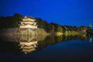 torre e fosso noroeste do castelo de nagoya em nagoya, japão à noite foto