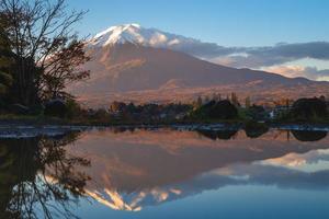 cenário do monte fuji e lago kawaguchi em yamanashi no japão foto