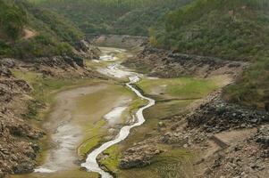 a ponsul rio é uma afluente do a tejo rio, dentro Portugal, e é uma muito ampla rio. às isto Tempo isto é completamente seco, sem água e com Está cama rachado vencimento para clima mudança foto