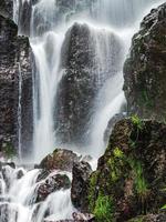 cachoeira nideck perto das ruínas do castelo medieval na alsácia foto