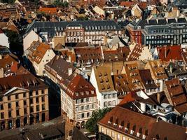 vista aérea da cidade de Estrasburgo. dia ensolarado. telhados vermelhos.