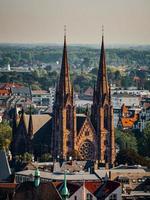 vista aérea da cidade de Estrasburgo. dia ensolarado. telhados vermelhos. igreja reformada são paulo
