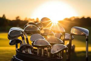 uma golfe saco com golfe clubes em a aberto campo às pôr do sol foto