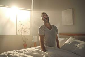 uma homem alegremente acorda acima dentro branco quarto foto