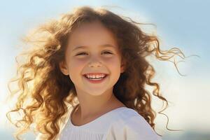 retrato do uma fofa pequeno menina com encaracolado cabelo em a praia, bandeira perfeito crianças sorrir fechar acima, feliz pequeno menina com lindo branco leite dente, ai gerado foto