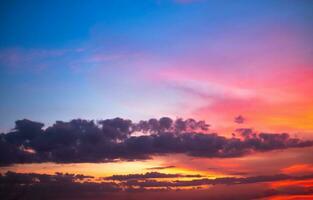 lindo , luxo suave gradiente laranja ouro nuvens e luz solar em a azul céu perfeito para a fundo, levar dentro entardecer, crepúsculo, ampla tamanho, Alto definição panorama foto